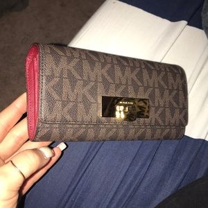 Red accent MICHAEL KORS wallet !!!